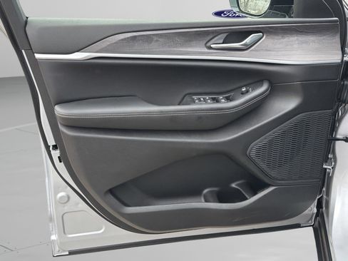 New 2026 Jeep Grand Cherokee Altitude image 21