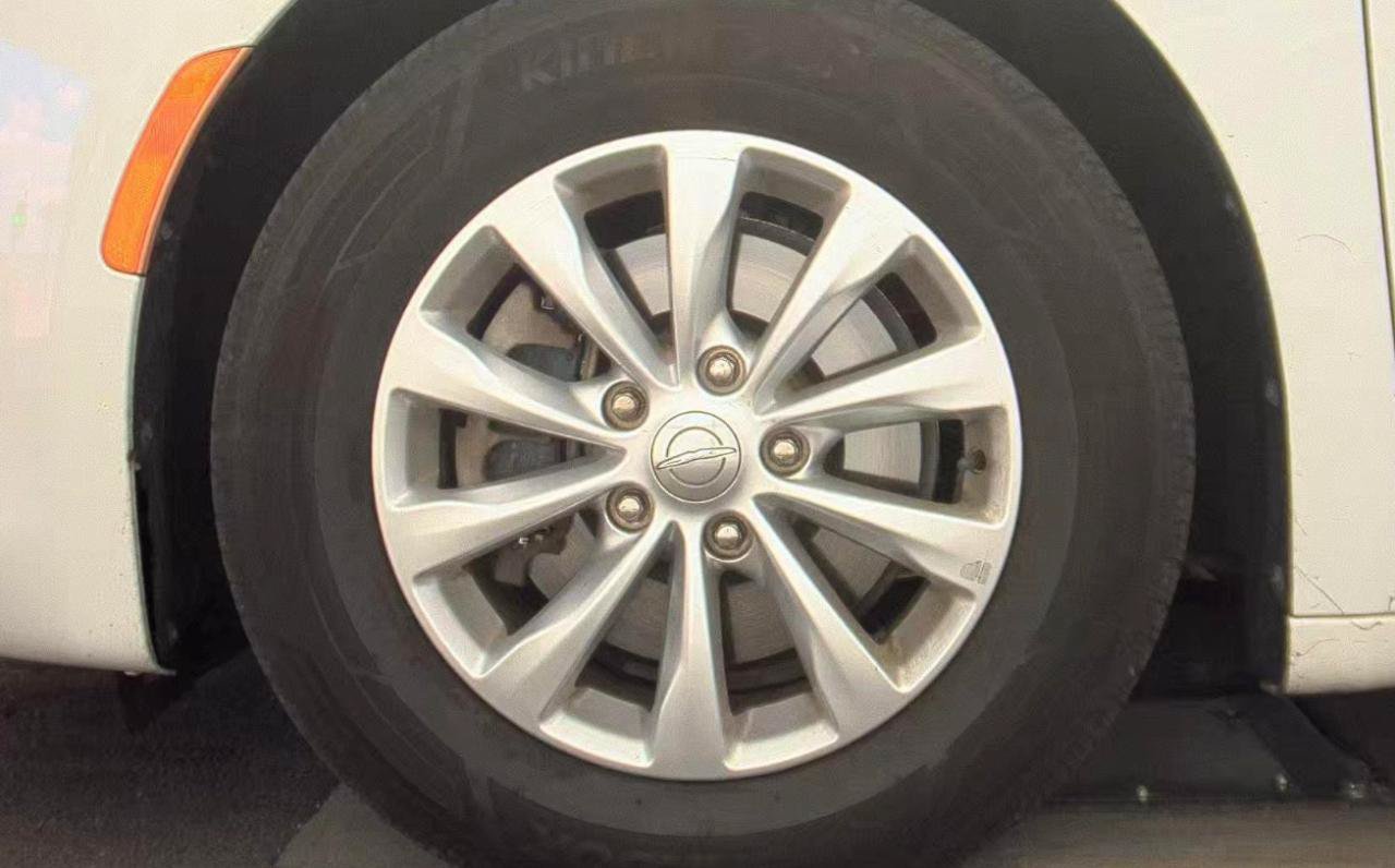 Used 2019 Chrysler Pacifica Touring-L FWD image 8