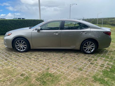 Used 2016 Lexus ES 300h FWD image 22