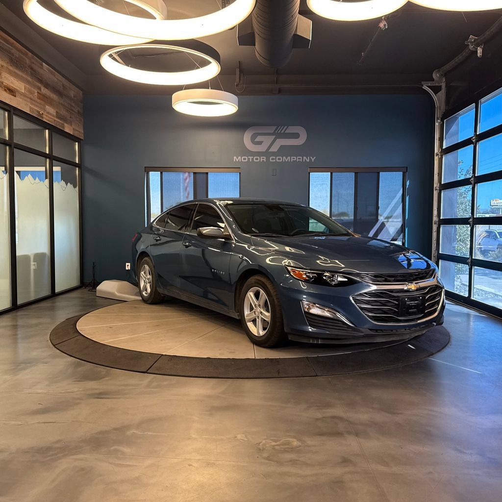 Used 2025 Chevrolet Malibu LS FWD image 1