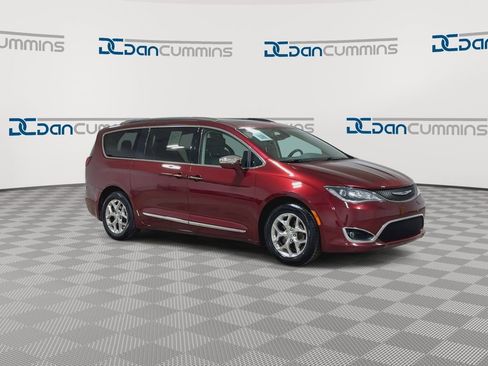 Used 2018 Chrysler Pacifica Limited image 2