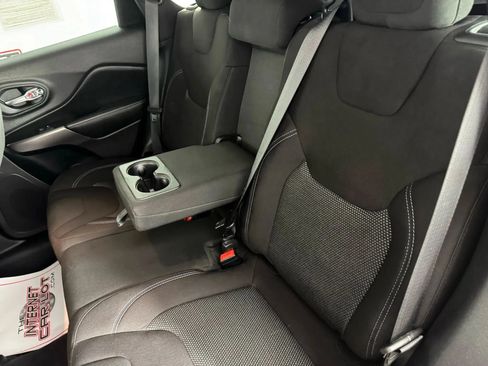Used 2019 Jeep Cherokee Latitude w/ Popular Appearance Group FWD image 33