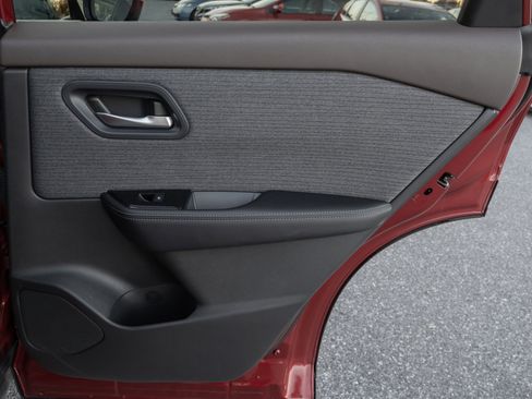 Used 2023 Nissan Rogue SV image 30