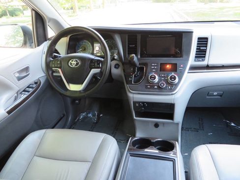 Used 2017 Toyota Sienna image 16