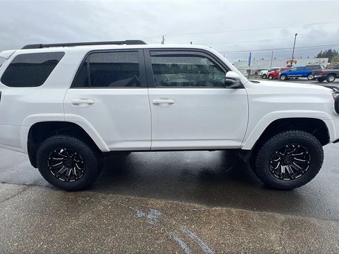 Used 2018 Toyota 4Runner SR5 Premium AWD/4WD image 4