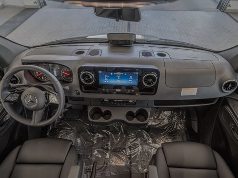 Used 2025 Mercedes-Benz Sprinter 2500 image 8