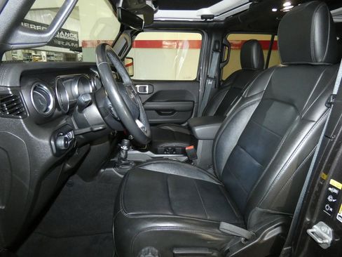 Used 2022 Jeep Wrangler Unlimited Sahara image 9