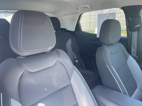 Used 2025 Chevrolet TrailBlazer LT AWD/4WD image 38