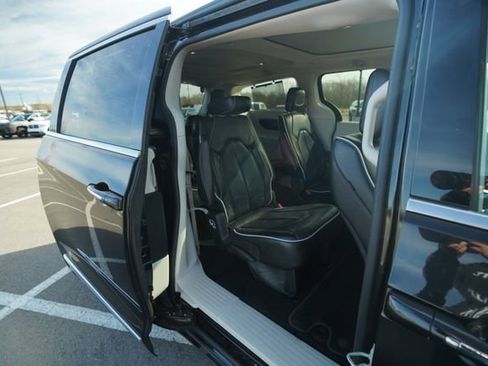 Used 2023 Chrysler Pacifica Limited image 21