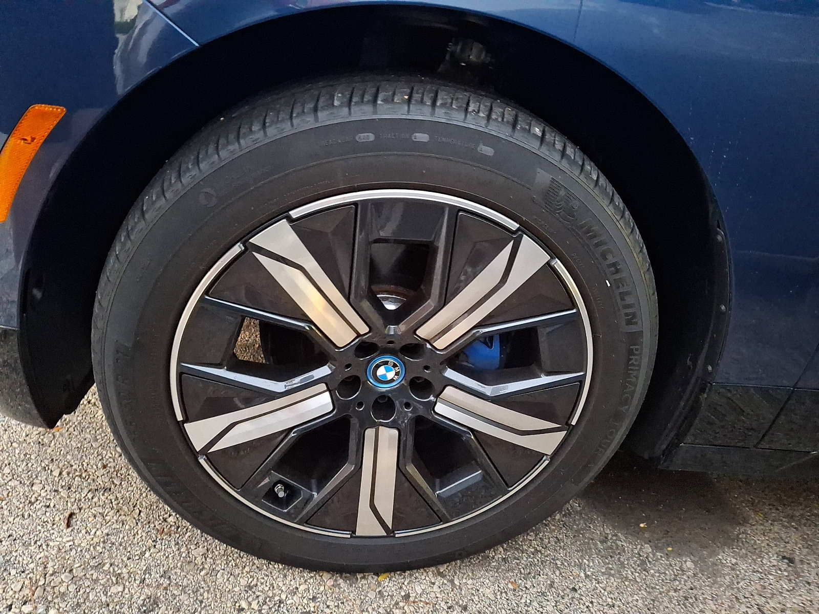 Used 2024 BMW iX xDrive50 w/ Premium Package AWD/4WD image 4