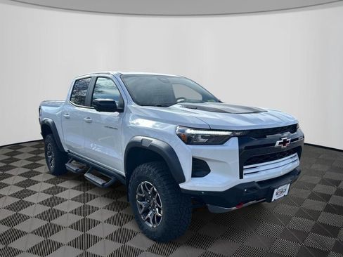 Used 2026 Chevrolet Colorado ZR2 w/ Technology Package AWD/4WD image 3