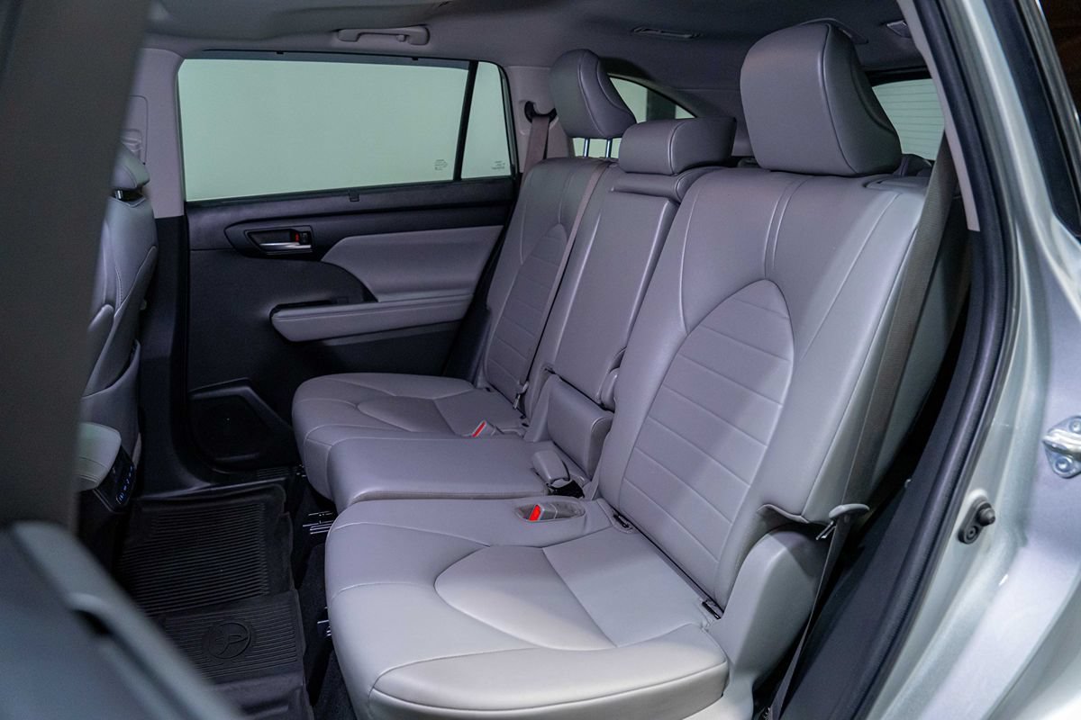 Used 2022 Toyota Highlander XLE AWD/4WD image 15
