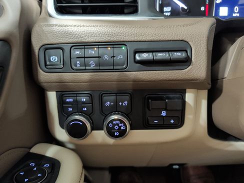 Used 2021 GMC Yukon Denali w/ Denali Premium Package image 13