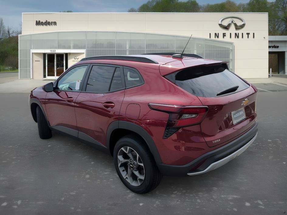 Used 2025 Chevrolet Trax LT w/ LT Convenience Package FWD image 5