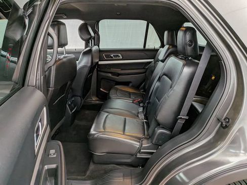 Used 2017 Ford Explorer XLT w/ Equipment Group 202A AWD/4WD image 16