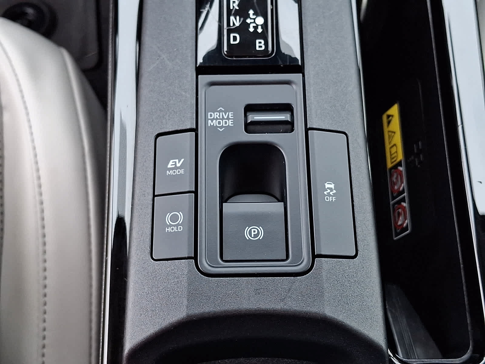 Certified 2025 Toyota Prius XLE FWD image 28
