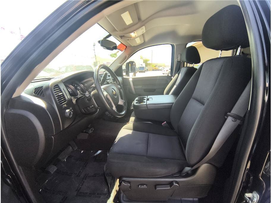Used 2010 Chevrolet Silverado 2500 LT w/ Interior Plus Package AWD/4WD image 9