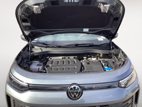 New 2025 Volkswagen Tiguan SE image 11