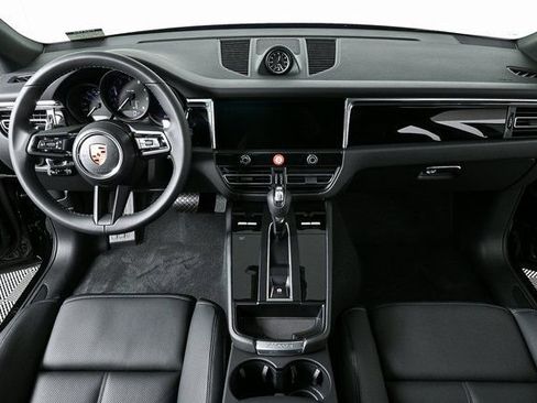 Certified 2025 Porsche Macan image 18