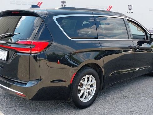 Used 2022 Chrysler Pacifica Touring-L image 5