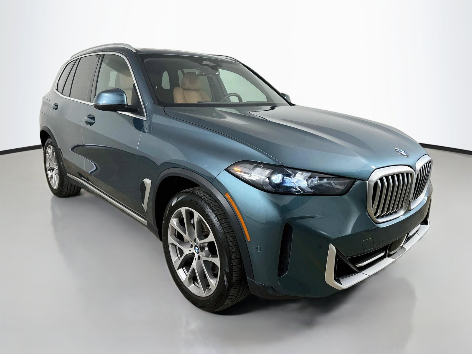 Used 2024 BMW X5 xDrive40i w/ Parking Assistance Package AWD/4WD image 3