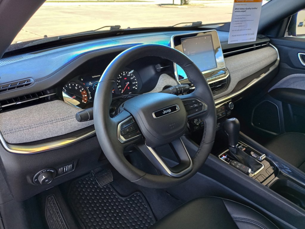 Used 2025 Jeep Compass Latitude w/ Sun & Sound Group AWD/4WD image 9