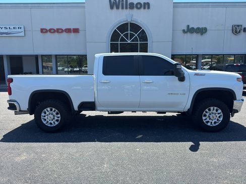 Used 2022 Chevrolet Silverado 2500 LT w/ Convenience Package AWD/4WD image 2