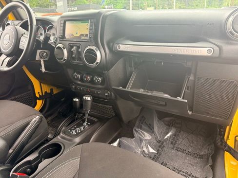 Used 2015 Jeep Wrangler Unlimited Sahara w/ Connectivity Group AWD/4WD image 28