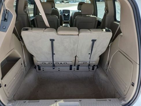 Used 2016 Chrysler Town & Country Touring image 23