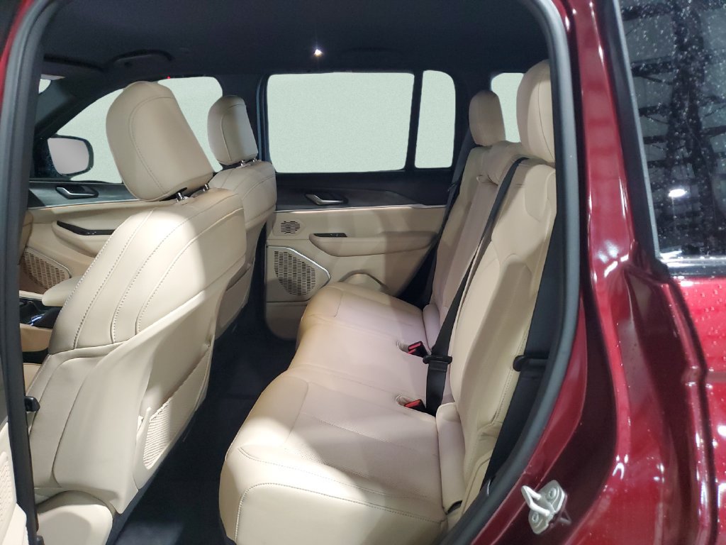 Used 2024 Jeep Grand Cherokee Limited w/ Luxury Tech Group II RWD image 10