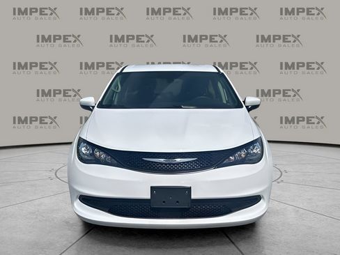 Used 2023 Chrysler Voyager LX image 8