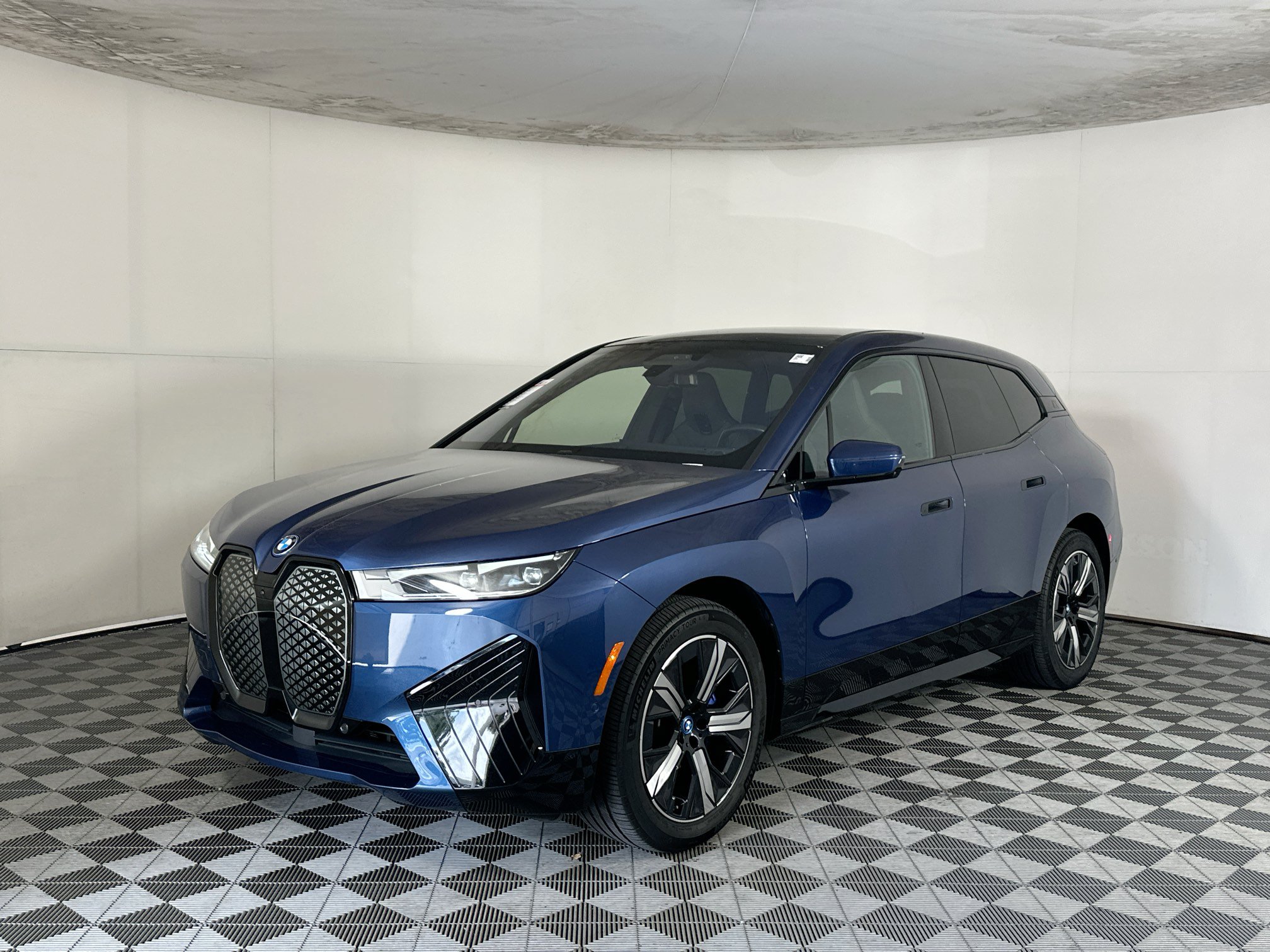 Used 2024 BMW iX xDrive50 w/ Sport Package AWD/4WD image 7