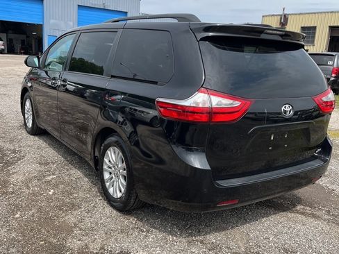 Used 2017 Toyota Sienna XLE w/ XLE Navigation Package FWD image 8