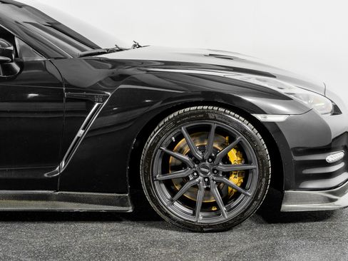 Used 2015 Nissan GT-R Black Edition image 6