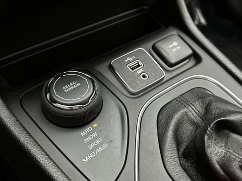 Used 2022 Jeep Cherokee Latitude Lux w/ Sun & Sound Group image 21