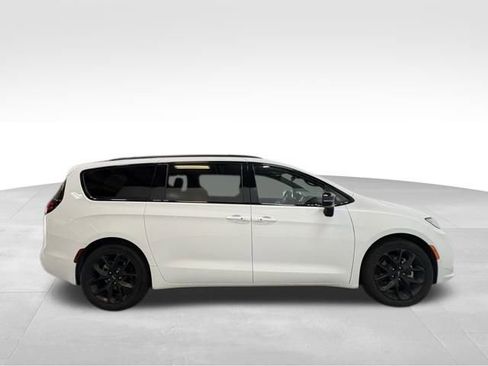 Certified 2025 Chrysler Pacifica Limited image 7