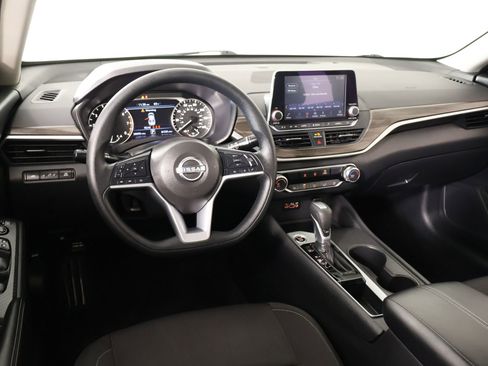 Used 2025 Nissan Altima 2.5 SV FWD image 2