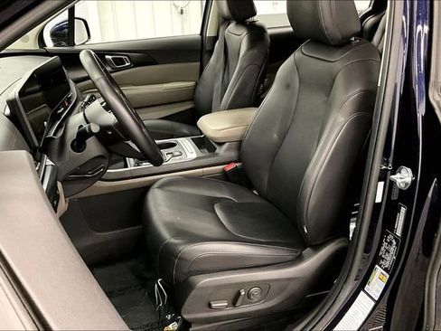 Used 2025 Kia Carnival image 22