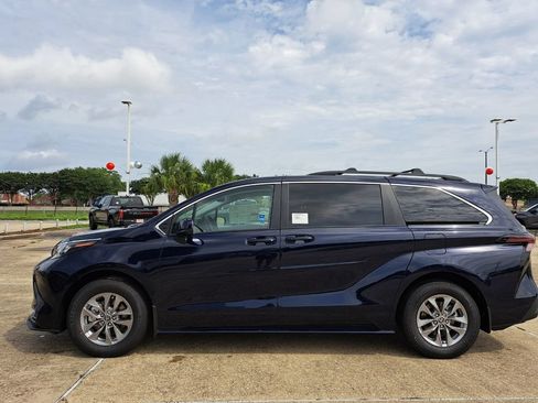 New 2026 Toyota Sienna LE FWD image 7