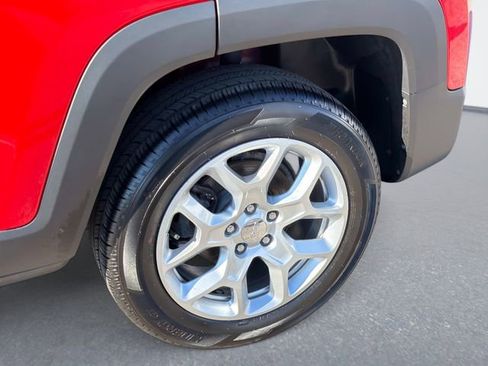 Used 2017 Jeep Renegade Latitude w/ Popular Equipment Group image 10