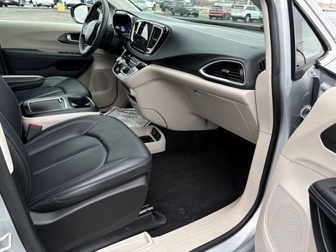 Used 2024 Chrysler Pacifica Touring-L FWD image 10
