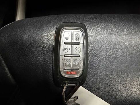 Used 2021 Chrysler Pacifica Touring-L FWD image 47