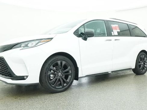 New 2026 Toyota Sienna XSE FWD image 6