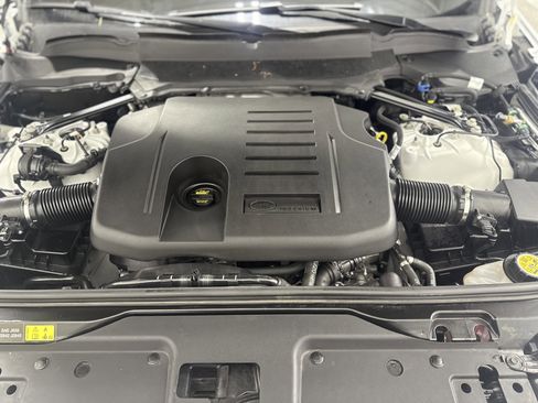 Used 2023 Land Rover Discovery Metropolitan Edition image 27