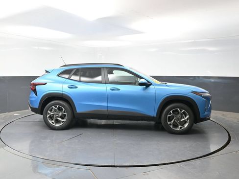 New 2026 Chevrolet Trax LT w/ Sunroof Package FWD image 2