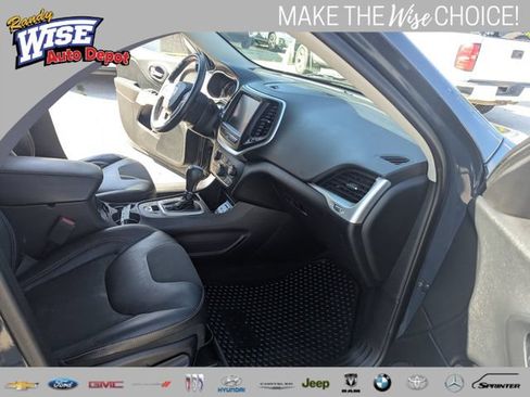 Used 2018 Jeep Cherokee Latitude Plus FWD image 19