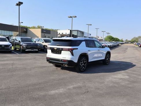 Used 2026 Chevrolet Traverse High Country w/ LPO, Floor Liner Package AWD/4WD image 7