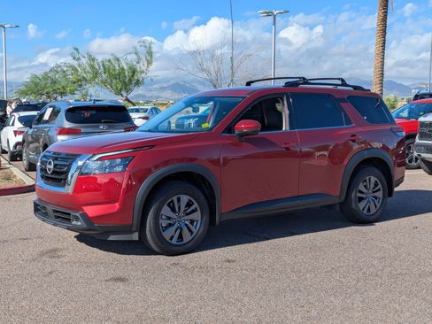 Used 2025 Nissan Pathfinder SV image 7
