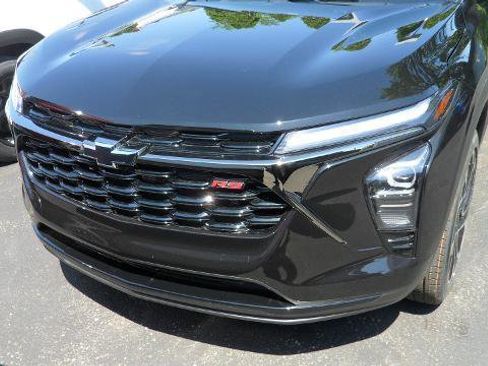 Used 2026 Chevrolet Trax RS FWD image 2