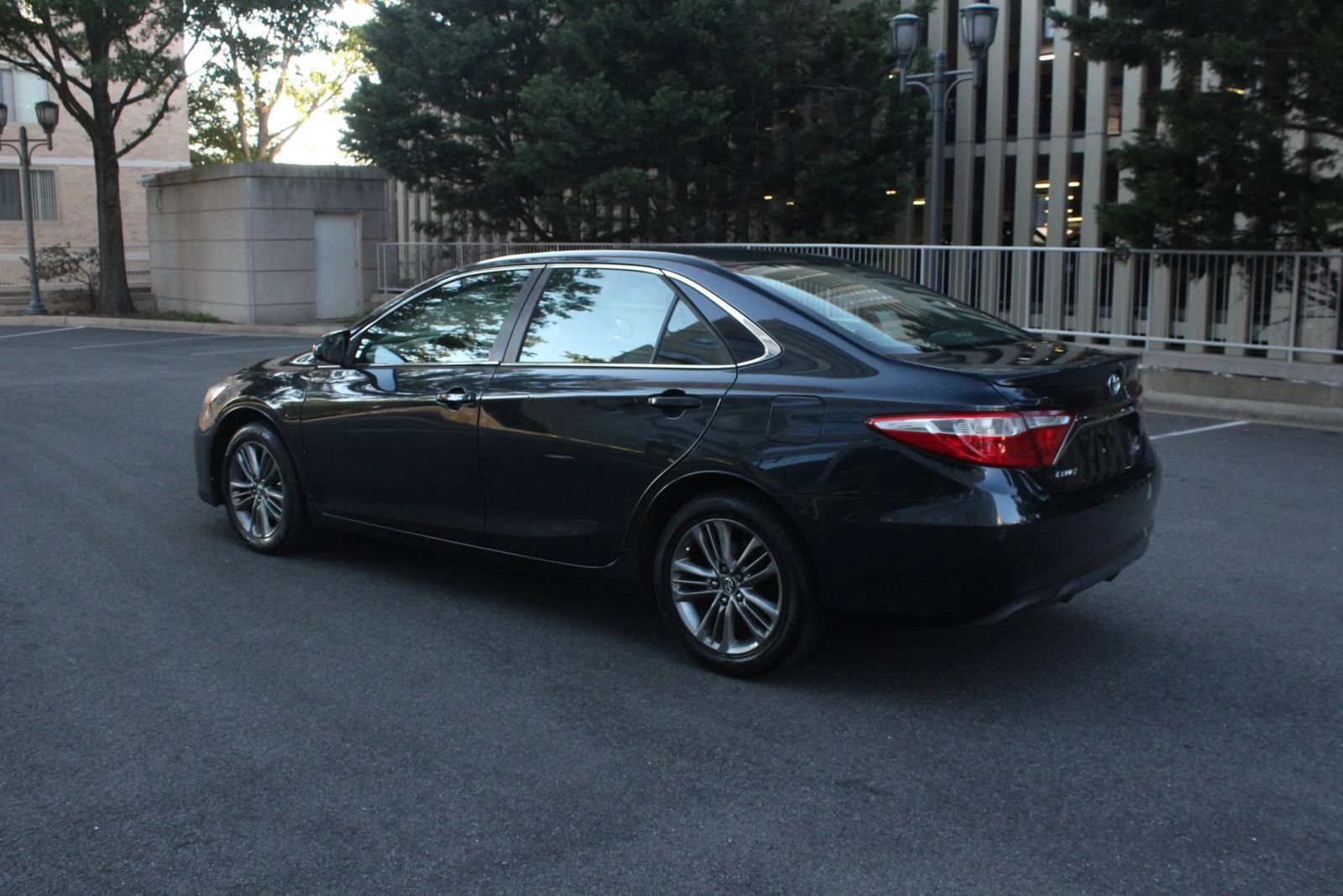 Used 2015 Toyota Camry SE FWD image 9